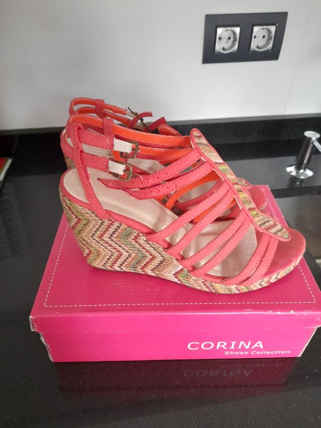 Sandalias tipo Desigual.