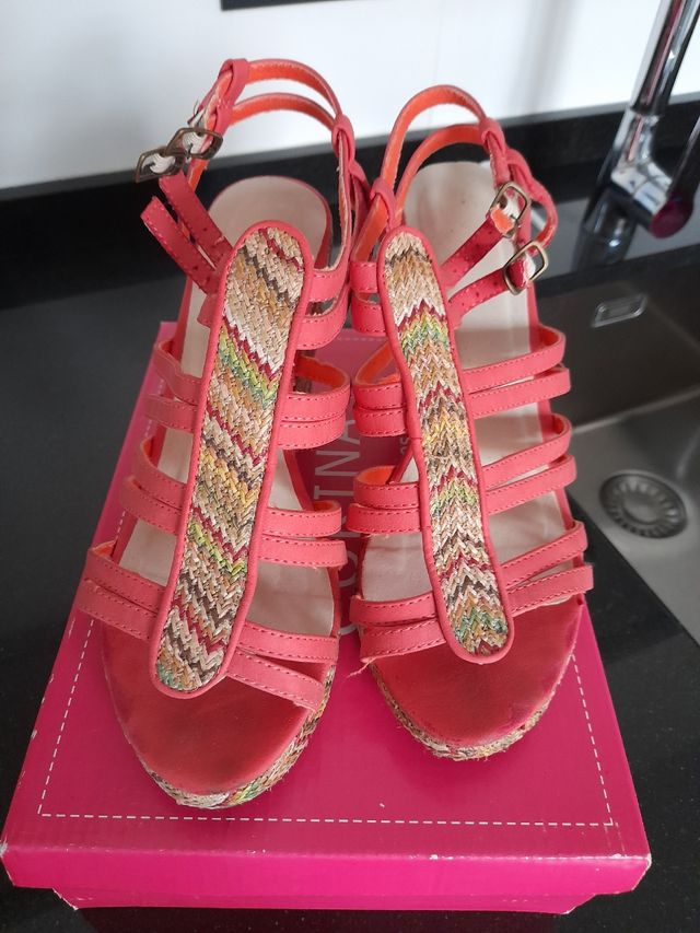 Sandalias tipo Desigual.