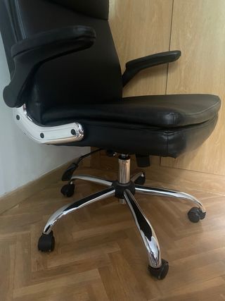 Silla de cuero con ruedas