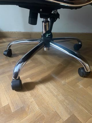 Silla de cuero con ruedas