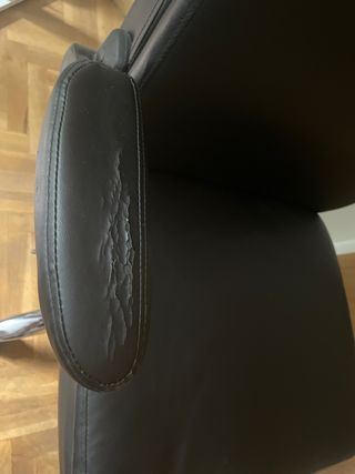 Silla de cuero con ruedas