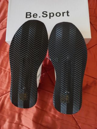 Sapatilhas brancas e pretas Tam 38