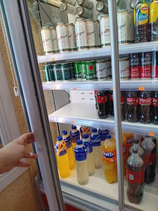 Nevera expositora de bebidas