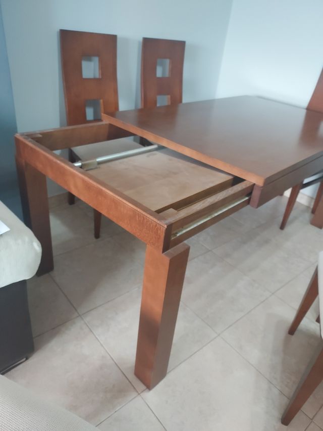 Mesa y sillas de salon