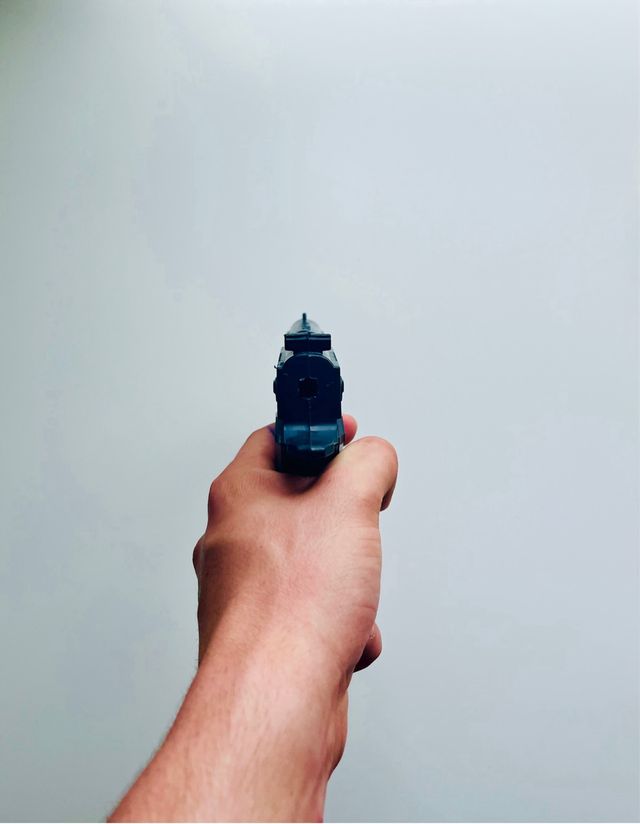 Arriba las manos ¡Pistola de Plástico!