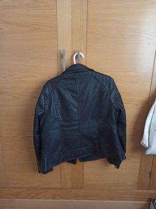 Cazadora negra de polipiel