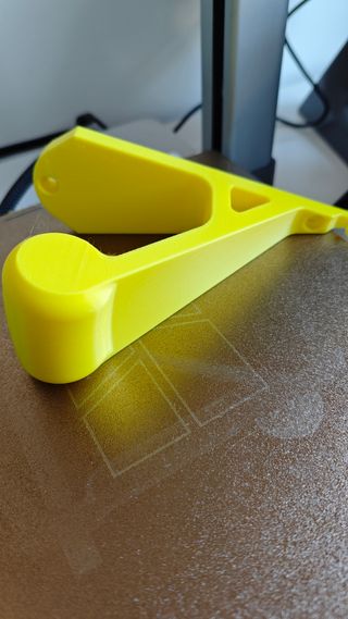 Soporte para casco de moto y llaves.