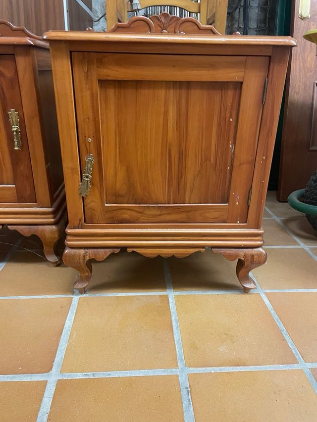 Mesillas y cabecero antiguo