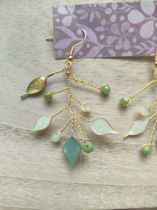 Pendientes dorados con piedras