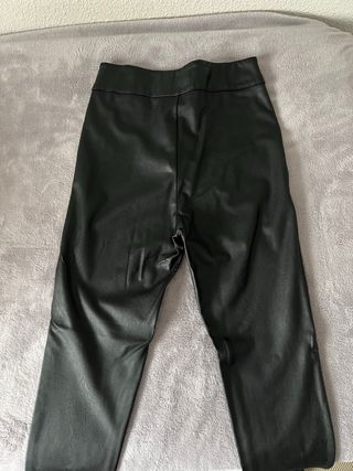 Pantalón de cuero ajustado