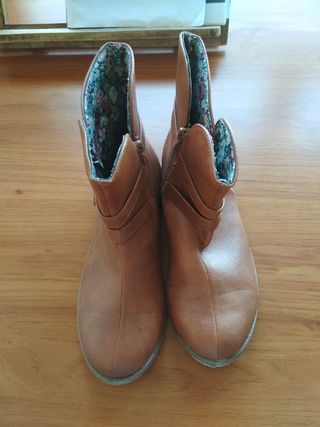 Botines marrones.