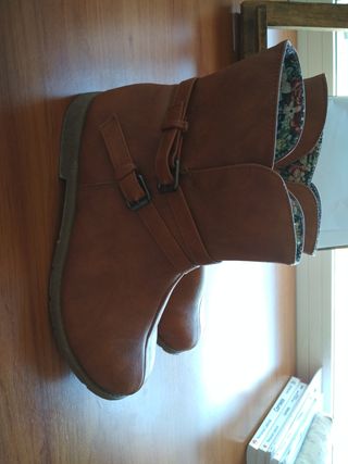 Botines marrones.