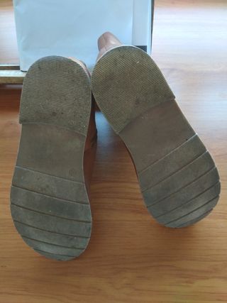 Botines marrones.