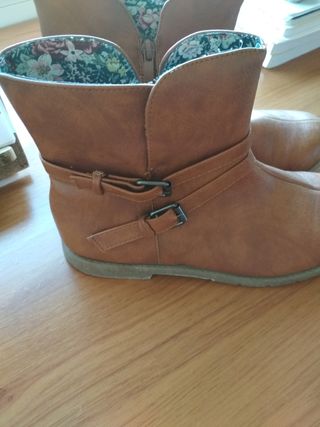 Botines marrones.