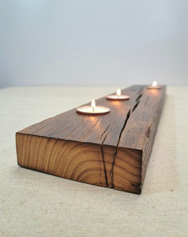 Portavelas artesanal de madera.