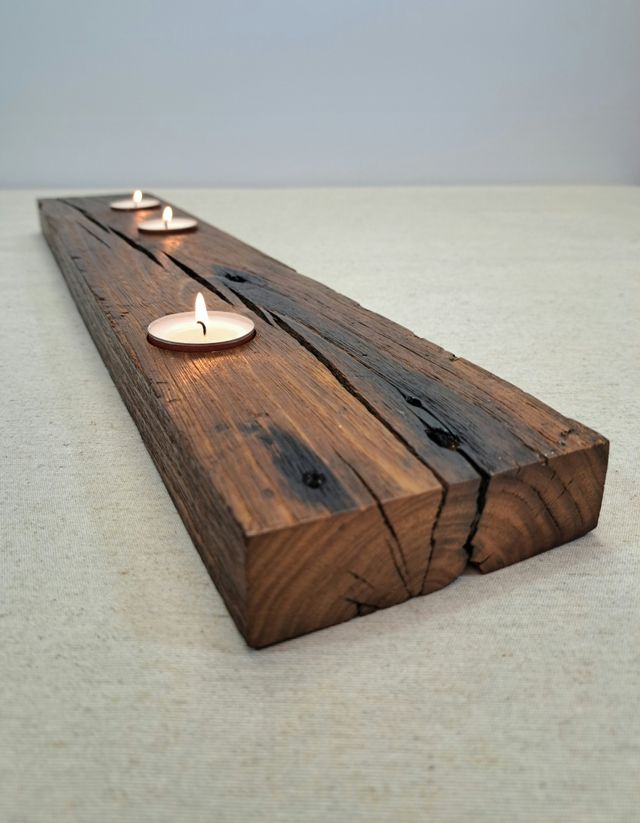 Portavelas artesanal de madera.