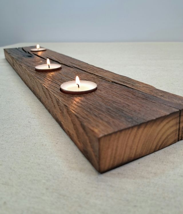 Portavelas artesanal de madera.