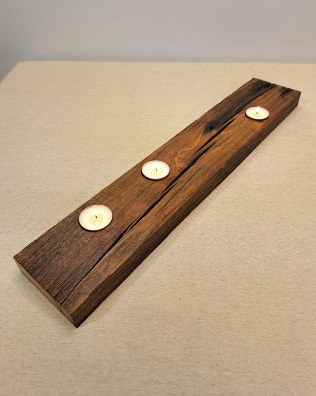 Portavelas artesanal de madera.