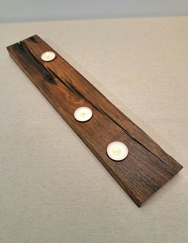 Portavelas artesanal de madera.