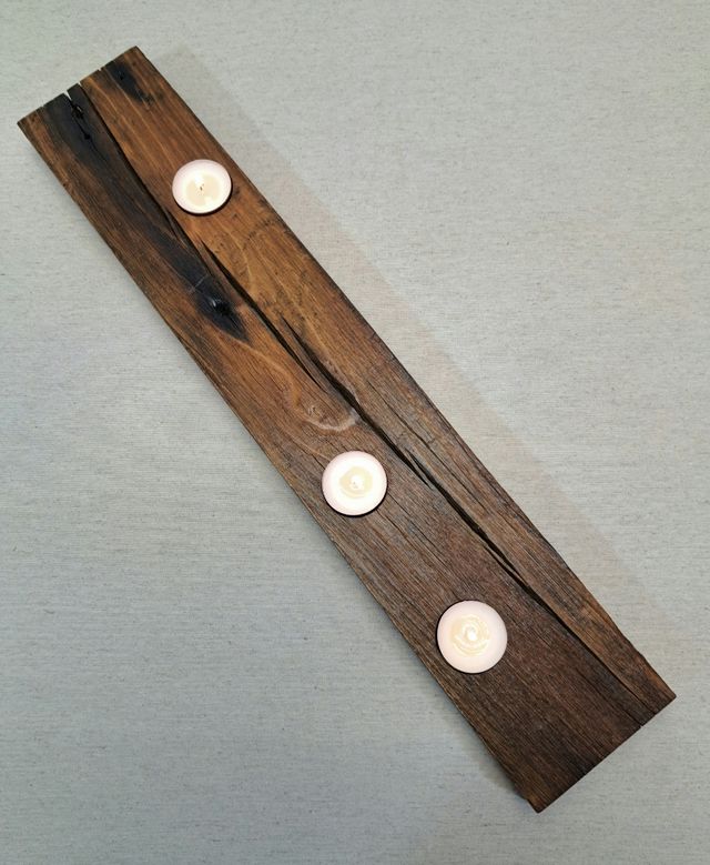 Portavelas artesanal de madera.