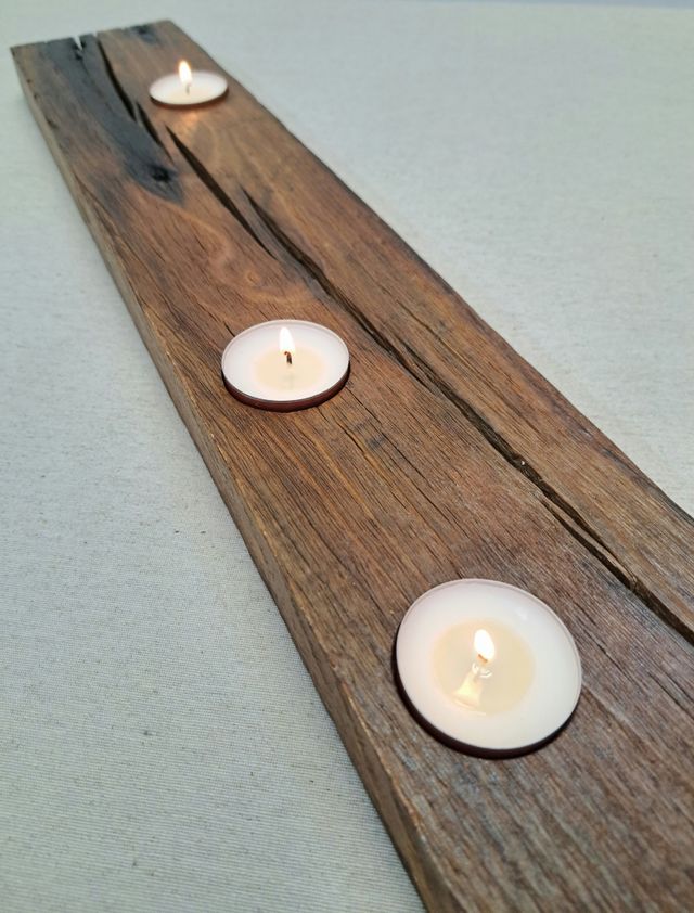 Portavelas artesanal de madera.