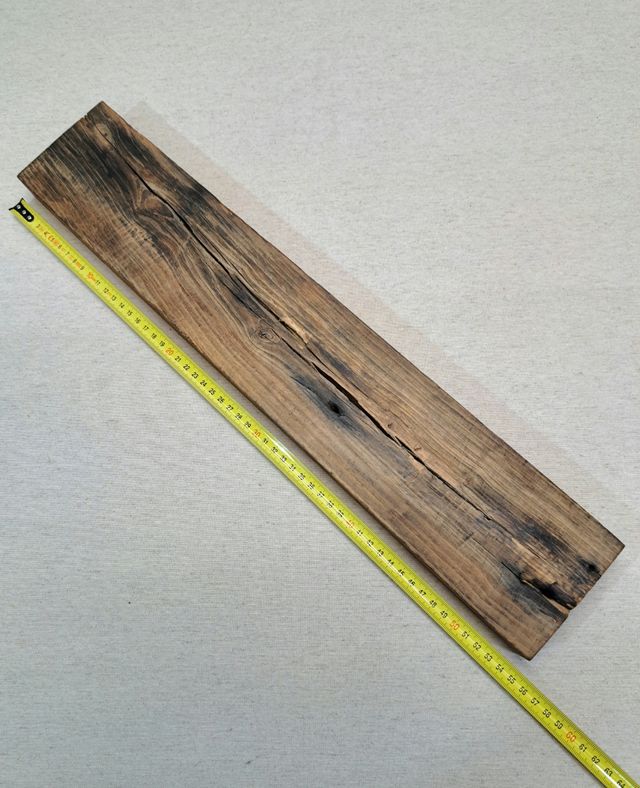 Portavelas artesanal de madera.