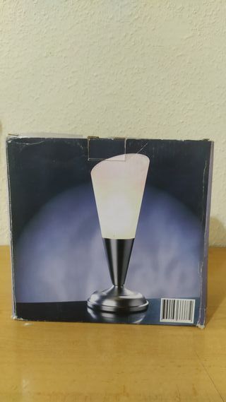 Lámpara de mesa con pantalla de cristal