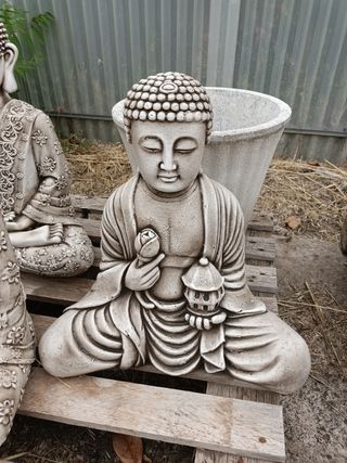 Figura de piedra artificial de Buda con farol