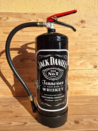 Estintore dal design decorativo di Jack Daniel's