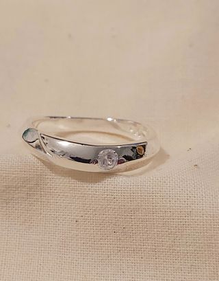Anillo aro plata irregular con circonita cúbica