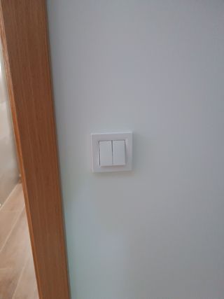 Instalacion de interruptores de luz y enchufes