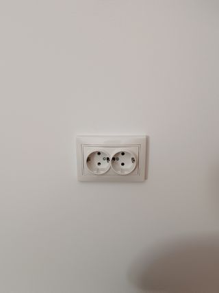 Instalacion de interruptores de luz y enchufes