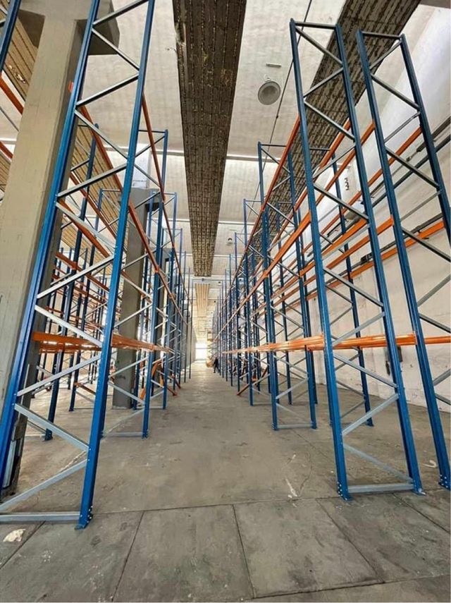 Scaffali e scaffalature