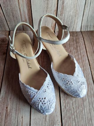 Alpargatas blancas bordadas yute y piel