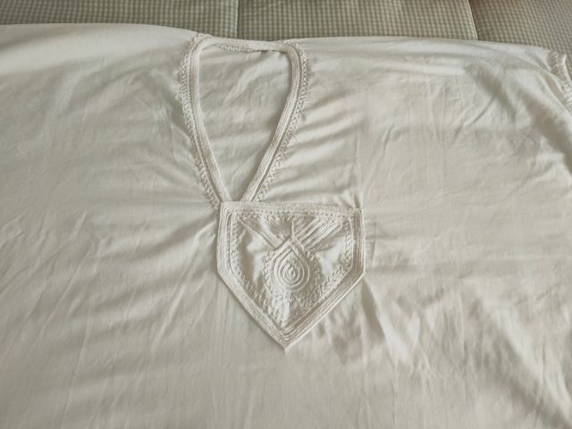 Traje marroquí blanco.