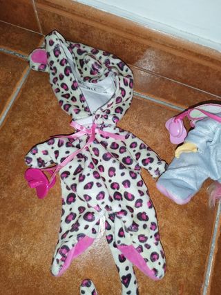Bebe llorón con cuatro s pijamas