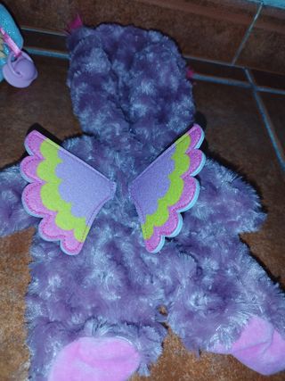 Bebe llorón con cuatro s pijamas