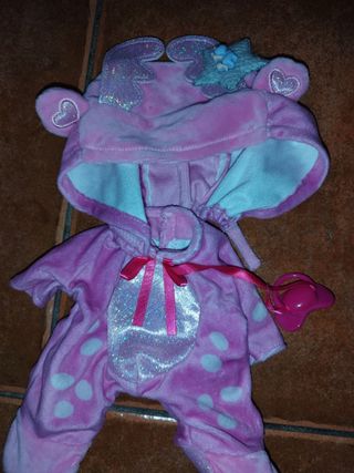 Bebe llorón con cuatro s pijamas