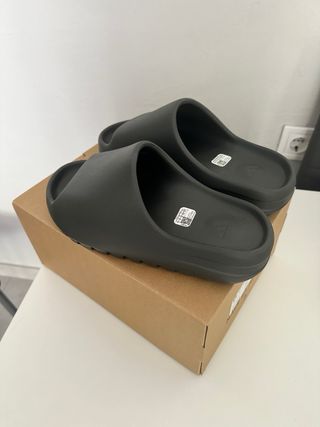 Yeezy Slides Dark Onyx Talla 42