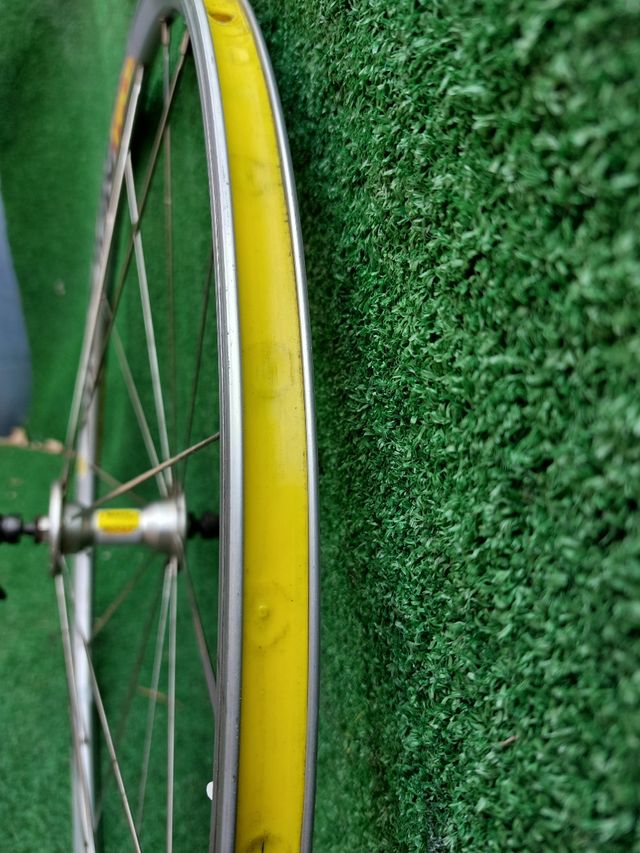 MAVIC  AKSIUM  bicicleta carretera