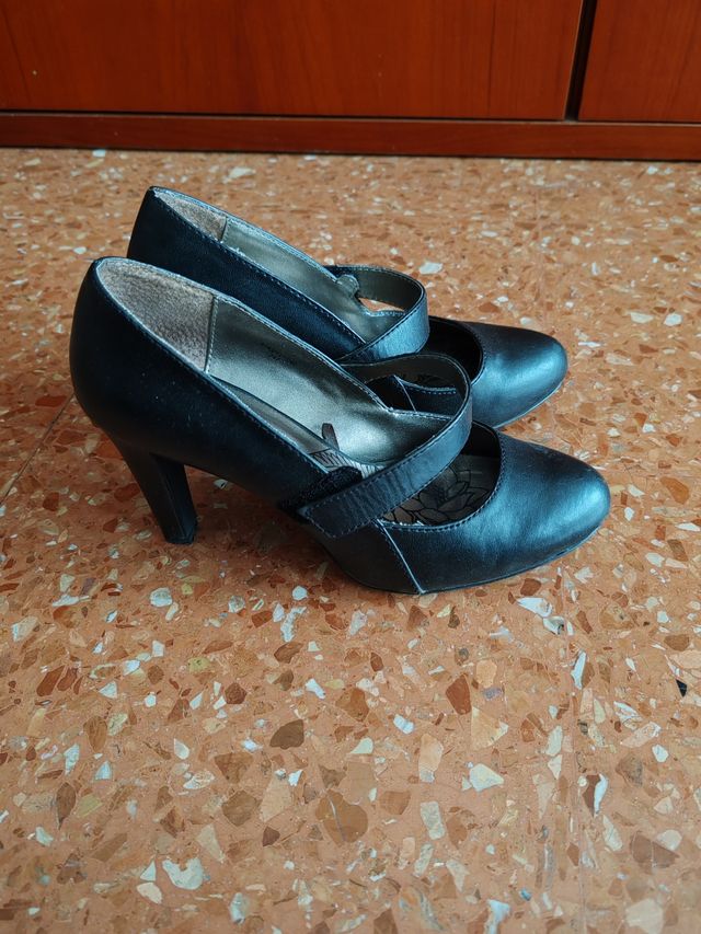 zapatos de tacón negros cerrados con velcro