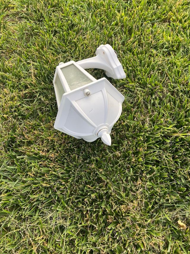 Farol blanco de jardín