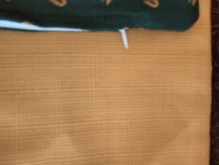Mesa pequeña con ropa más otra ropa para mesa gran
