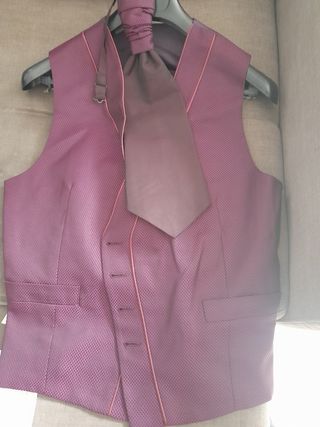 Traje, chaleco y corbata