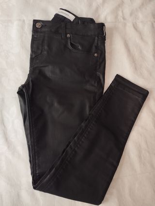 PANTALON EFECTO PIEL.ZARA