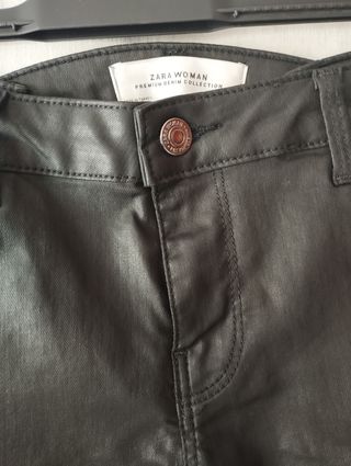 PANTALON EFECTO PIEL.ZARA