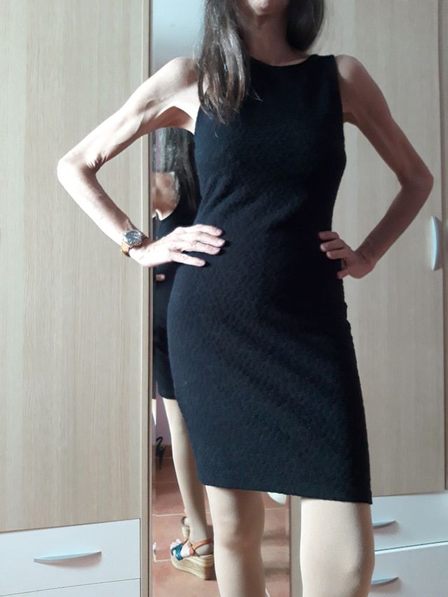 Vestido negro ceñido T. S