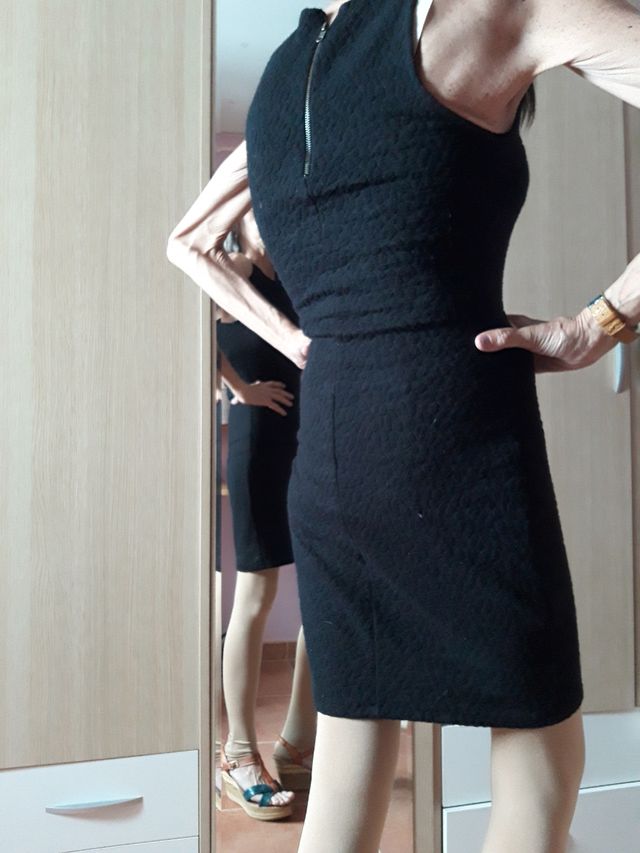 Vestido negro ceñido T. S