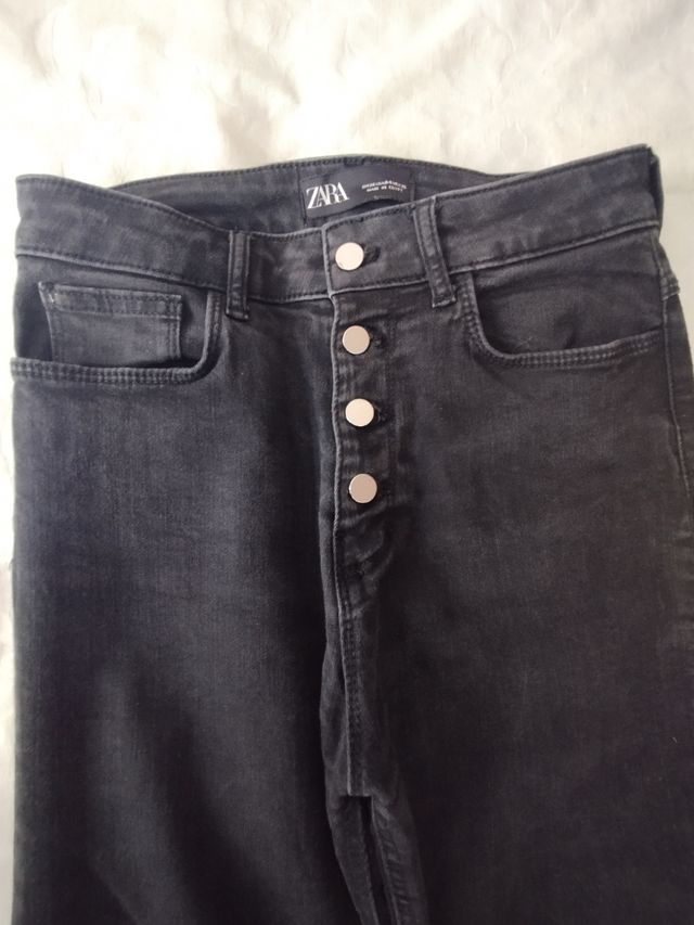 VAQUERO NEGRO DE ZARA CON BOTONES DELANTEROS