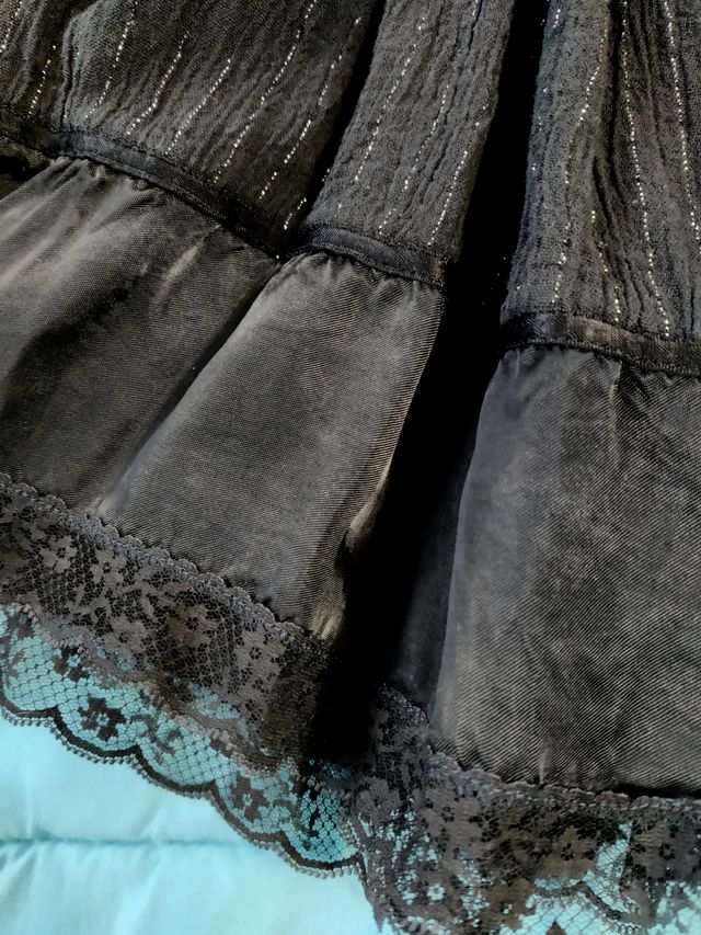 Falda negra, con goma en cintura